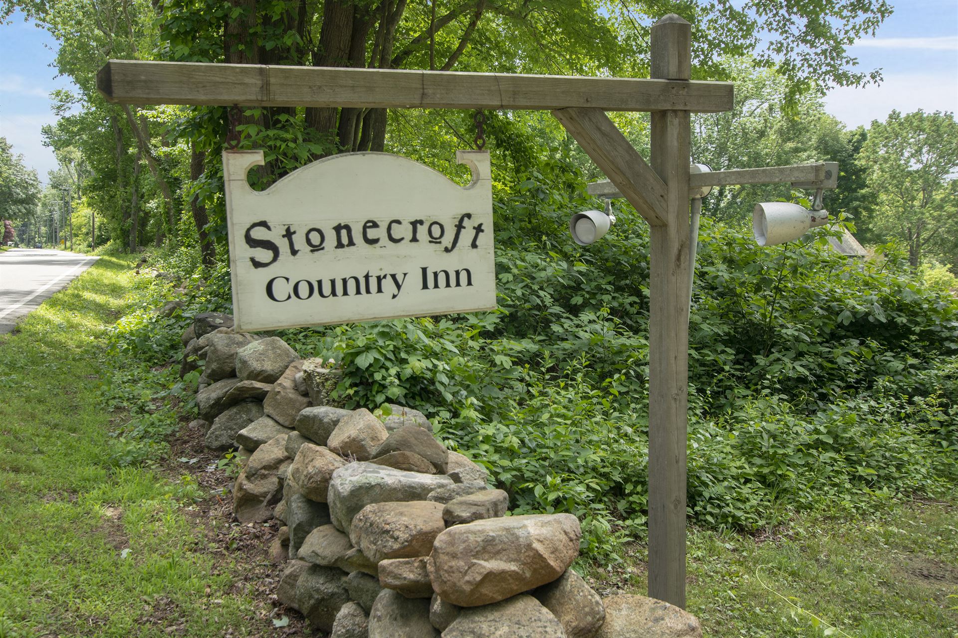 Stonecroft Country Inn Sign