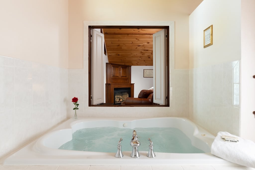 Bed and Breakfast in Mystic, CT, for romantic getaways, photo of an en suite bathroom